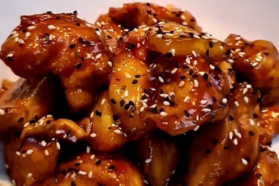 Para la salsa, sofría el ajo con el jengibre en un poquito de aceite vegetal, agregue la salsa de tomate y la mermelada, y cocine a fuego en mínimo. / Cortesía: Harry Sasson