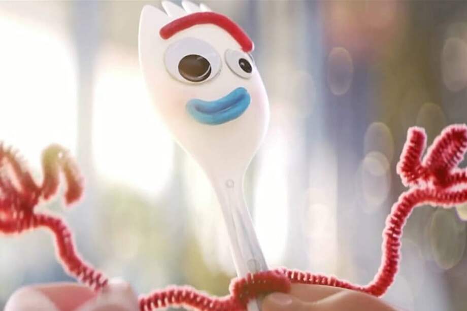 Forky está hecho con un tenedor de plástico, unos ojos saltones, unos alambres de colores para los brazos y unos pies de arcilla para mantenerlo en pie. / Cortesía Pixar