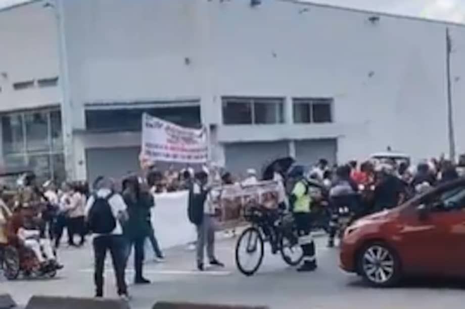 Vendedores informales protestan en contra de nuevo decreto de espacio público.