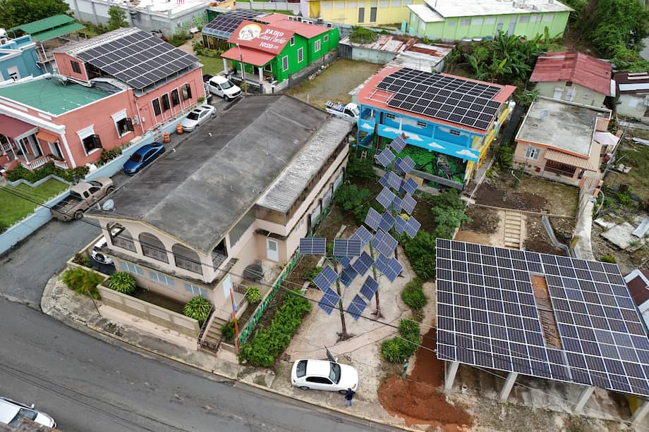 En Adjuntas, en Puerto Rico, la comunidad de unió para construir autonomía energética.
