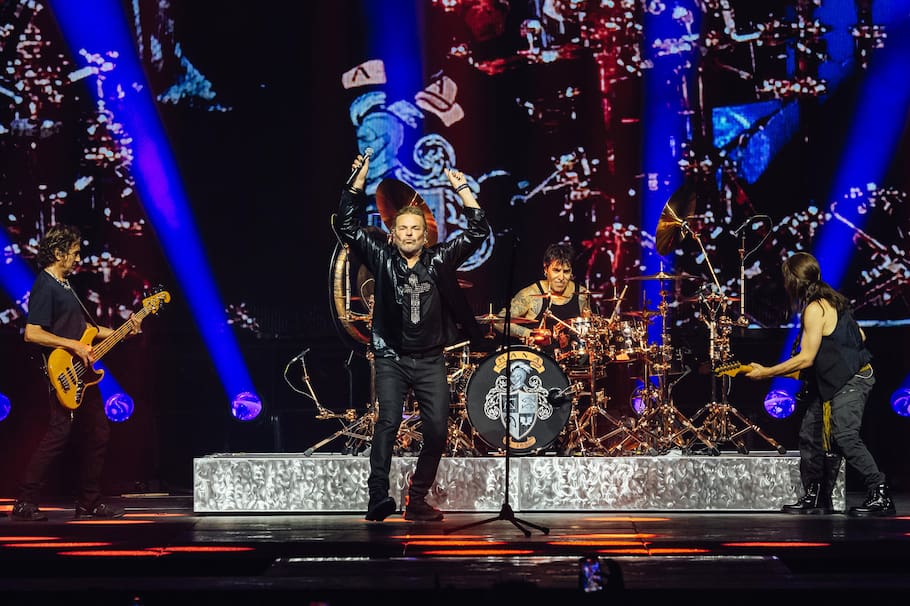 MEX5553. CIUDAD DE MÉXICO (MÉXICO), 11/06/2026.- Fotografía cedida este jueves, por el grupo de rock mexicano Maná de sus integrantes durante un concierto en Ciudad de México (México). Maná anunció horas antes de encabezar la ceremonia de apertura de la Copa Mundial de Fútbol de 2026, su regreso a México con un concierto el próximo 17 de diciembre en el Estadio GNP Seguros, como parte de su gira Vivir Sin Aire. EFE/ Maná /SOLO USO EDITORIAL/NO VENTAS/ SOLO DISPONIBLE PARA ILUSTRAR LA NOTICIA QUE ACOMPAÑA (CRÉDITO OBLIGATORIO)