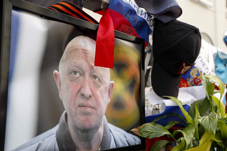 Un retrato del jefe del Grupo Wagner, Yevgeny Prigozhin, en su memorial en Moscú, el 28 de agosto de 2023. El avión en el que viajaba Prigozhin se estrelló el pasado miércoles en el oeste de Rusia.