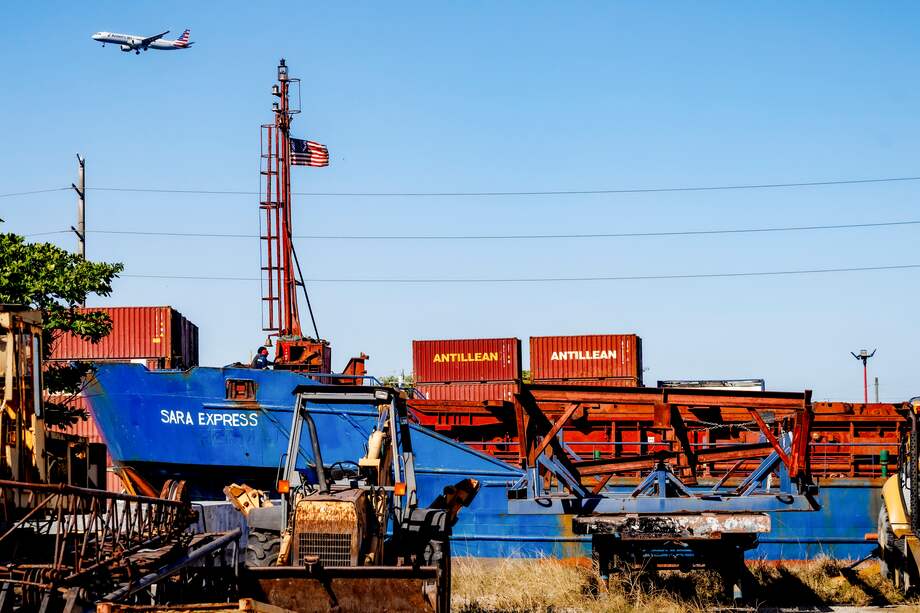 El carguero Sara Express está amarrado en el río Miami, en Miami, el 17 de marzo de 2025. Se encontraron armas que, según las autoridades, se dirigían a Haití cuando el barco atracó en República Dominicana. (Scott McIntyre/The New York Times)