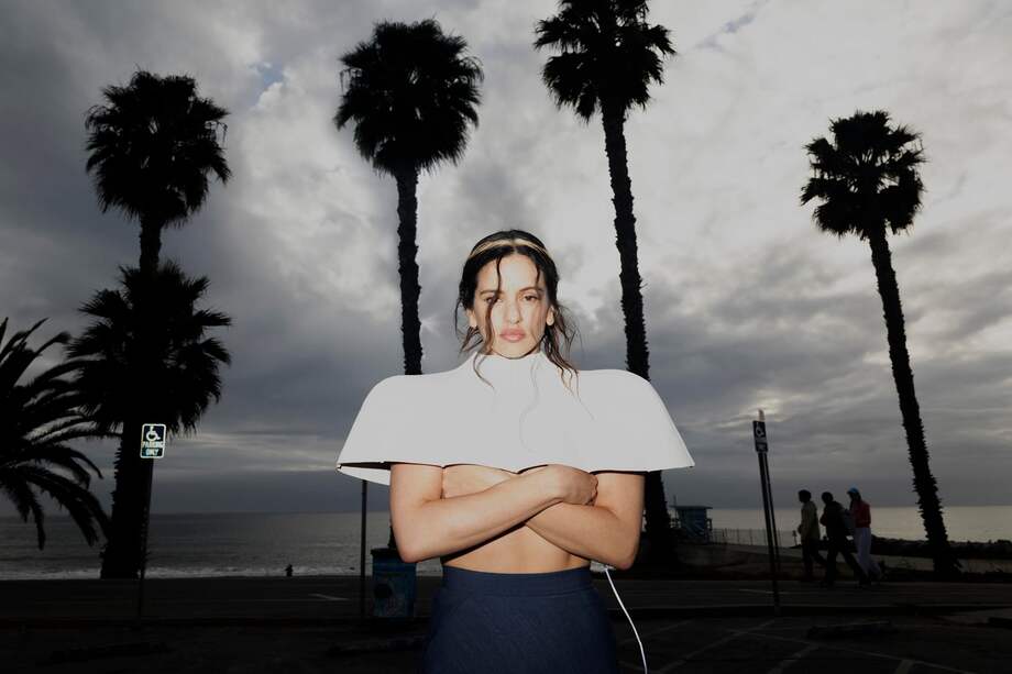 Fotografía cedida este lunes por Sony México de la cantante española Rosalía. Rosalía presentó en México su nuevo disco, Lux, en una conferencia de prensa en la que destacó su "admiración" por las "mujeres santas" y la "mística femenina" frente a un mundo necesitado de "certezas y fe". / EFE/Sony México