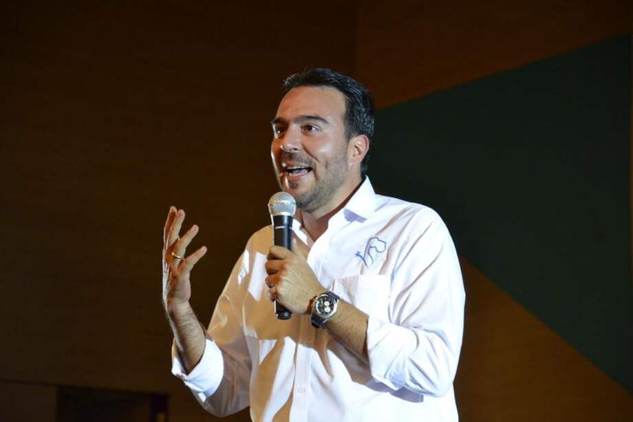 Mauricio Vega Lemus es abogado de la Universidad Javeriana de Bogotá.