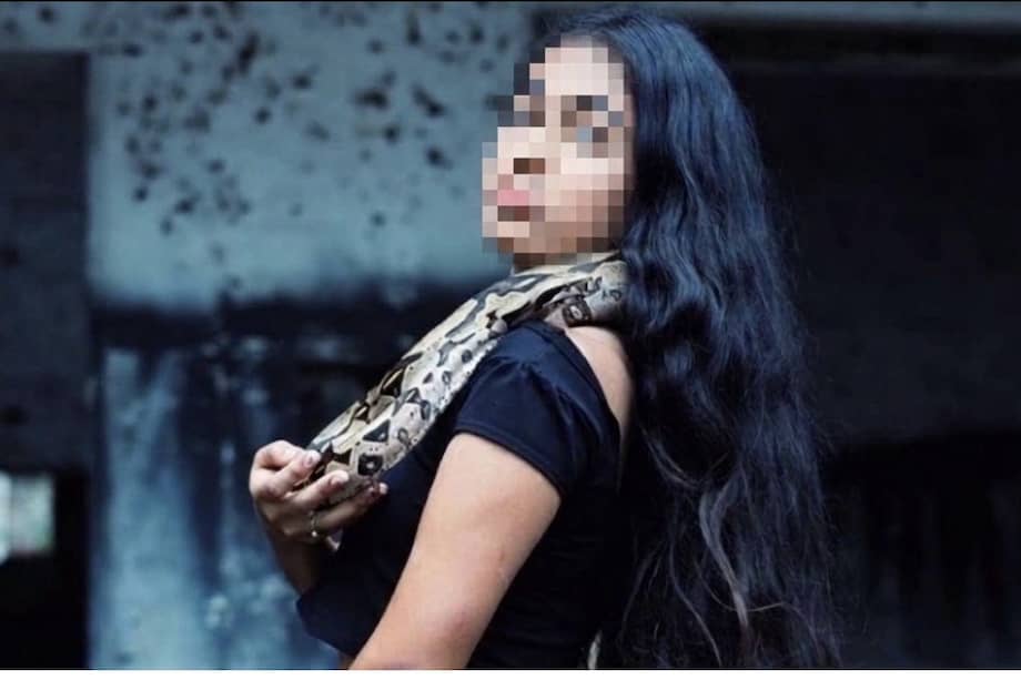 Imagen compartida por la CVC, donde se ve a la adolescente con la boa.