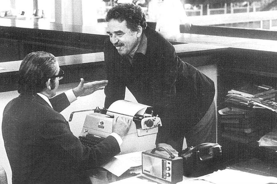 Gabriel García Márquez vivía al tanto del fútbol, de su Junior y de los deportes, gracias a su gran amigo Mike Forero Nougués, insigne editor deportivo de este diario, con quien charla en la antigua redacción de El Espectador. / Archivo