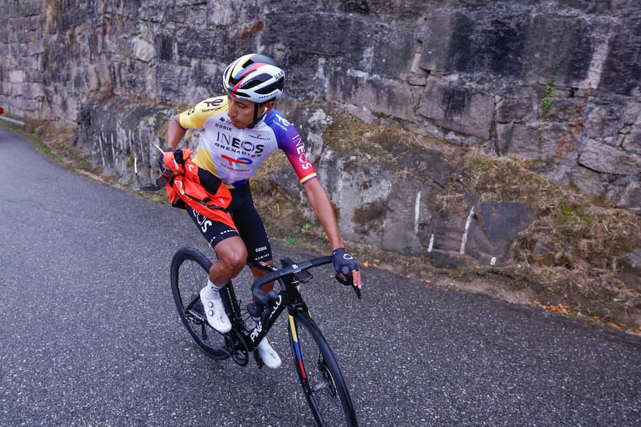 El ciclista colombiano Egan Bernal, del INEOS Grenadiers, durante la etapa 16 de la Vuelta Ciclista a España 2025.