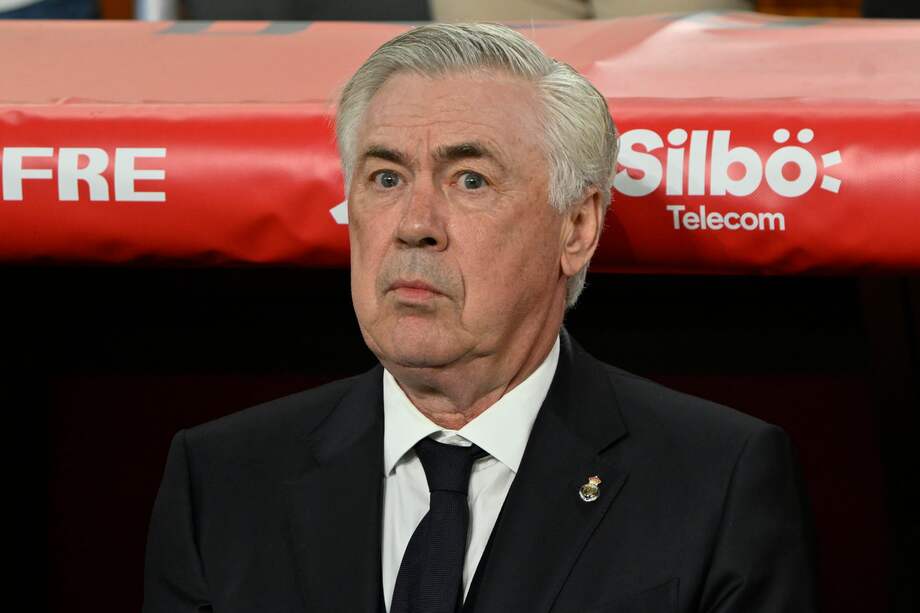 El técnico italiano del Real Madrid, Carlo Ancelotti, durante el encuentro correspondiente a la final de la Copa del Rey que disputan hoy sábado Real Madrid y FC Barcelona en el estadio de La Cartuja, en Sevilla.