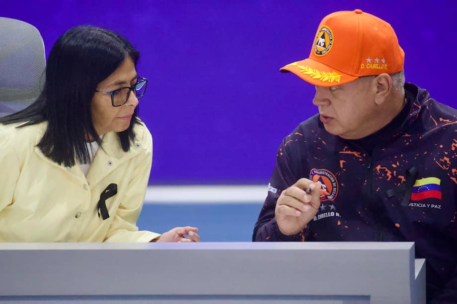 La presidenta encargada de Venezuela, Delcy Rodríguez, habla con el ministro del Interior Diosdado Cabello durante una rueda de prensa.