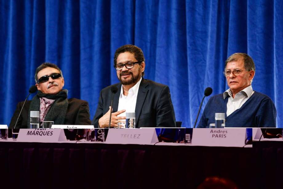 El jefe del equipo negociador de las FARC, Luciano Marín Arango, alias "Iván Márquez" (c), y los miembros de su equipo Seuxis Paucias Hernández Solarte, alias "Jesús Santrich" (i), y Rodrigo Granda, alias "Ricardo Téllez" (d). Foto: EFE