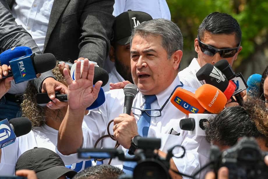 Juan Orlando Hernández hablando con la prensa.