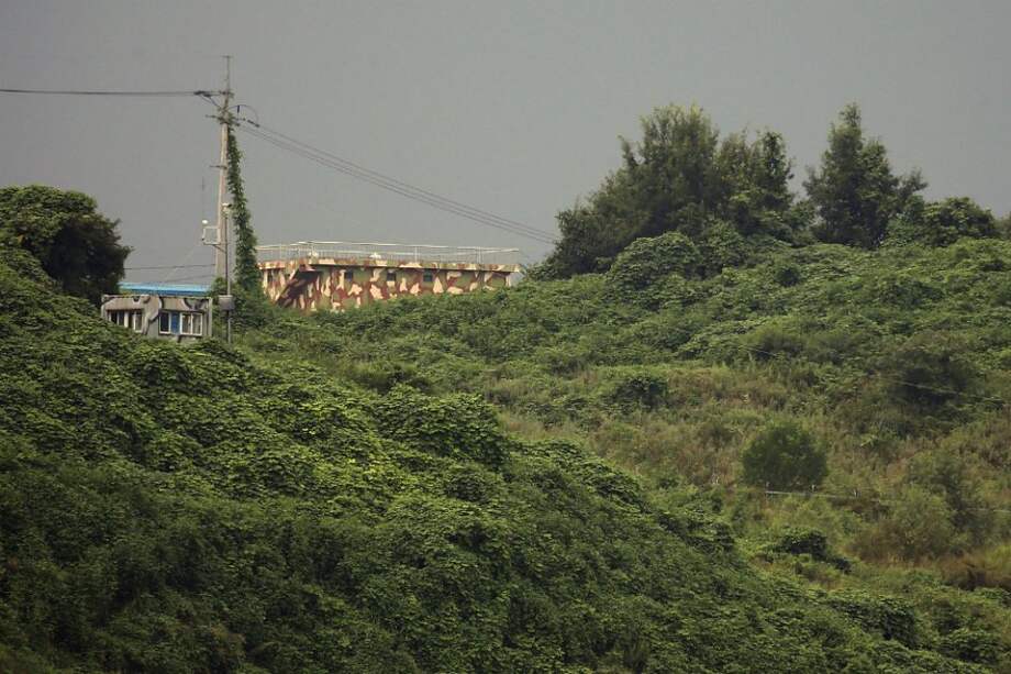 Una instalación militar de Corea del Sur se ve en un campo de entrenamiento de campo en el condado fronterizo de Yeoncheon. / AFP