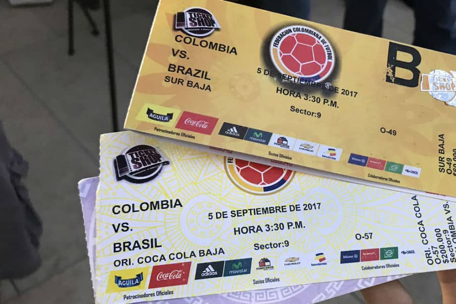 La boleta que está abajo, color pastel y en la que está Brasil con s, es la original; mientras la de arriba es una de las que están comercializando 20% más costosas los revendedores en Barranquilla. / Twitter