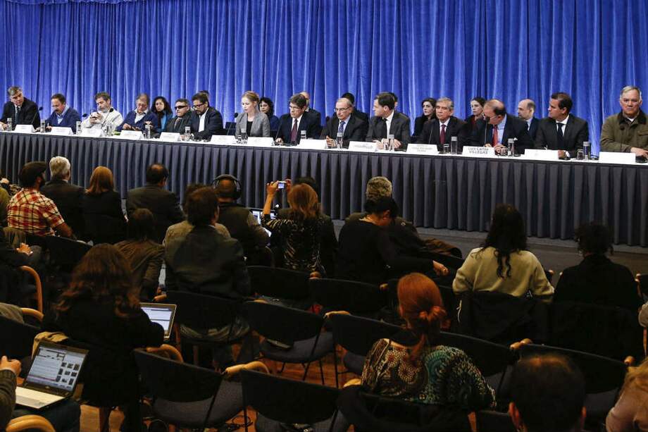 Los delegados del gobierno Santos, de las Farc, de los países garantes (Cuba y Noruega) y de los acompañantes (Venezuela y Chile), ayer, en Oslo, en la instalación oficial de los diálogos de paz./ EFE