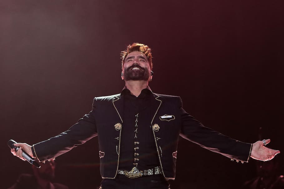 “El Potrillo” llegó a Colombia con su gira ‘De Rey a Rey’, un homenaje a su papá, Vicente Fernández. EFE/ Mario Guzmán