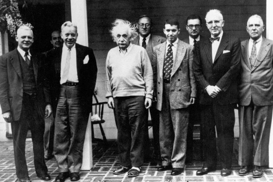 De izquierda a derecha: Dana Munro, Profesor de Historia (Princeton); John Von Neumann,Instituto de Estudios Avanzados (Princeton); Whitney Oats, Profesor de Humanidades y Griego (Princeton); A.Einstein; Oskar Morgenstern, Princeton, pionero teoría de juegos con Von Neumann; Mario Laserna, Decano de matemáticas, Uniandes; Samuel Wilkes, Profesor de Estadística (Princeton); Marston Morse, Profesor de matemáticas (Princeton); Salomon Lefschetz, Profesor de matemáticas. /Cortesía Uniandes
