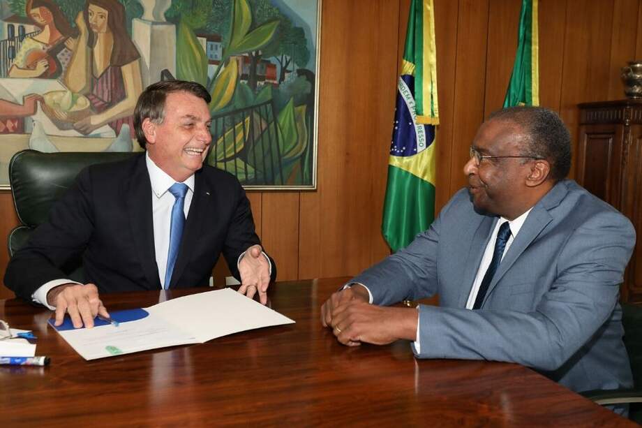 El presidente Jair Bolsonaro (izq.) y su ministro de Educación designado, Carlos Alberto Decotelli. / AFP