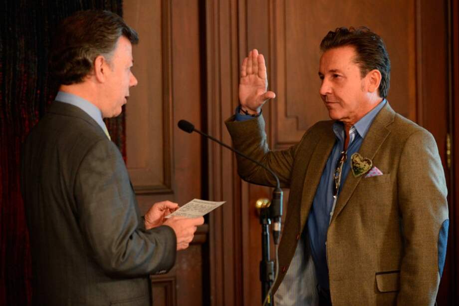 El Presidente Juan Manuel Santos otorgó la nacionalidad colombiana en adopción al artista Ricardo Montaner, durante una ceremonia celebrada este martes en la Casa de Nariño. / Tomada de presidencia.gov.co.