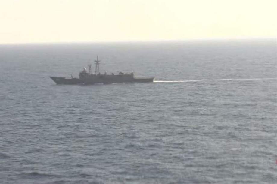 Fotograma de un video facilitado por el Ministerio de Defensa Egipcio que muestra a un barco de la Marina de Egipto durante las operaciones de búsqueda del avión de Egyptair siniestrado. / EFE