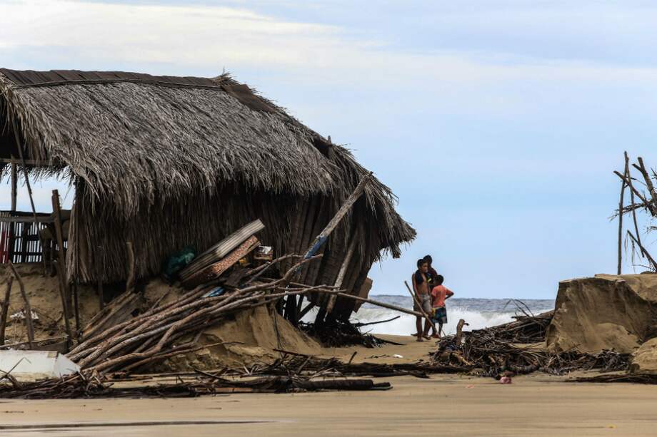 Vista general de los daños que dejo a su paso el Huracán Bud en las costas del puerto de Acapulco, Guerrero (México). / EFE