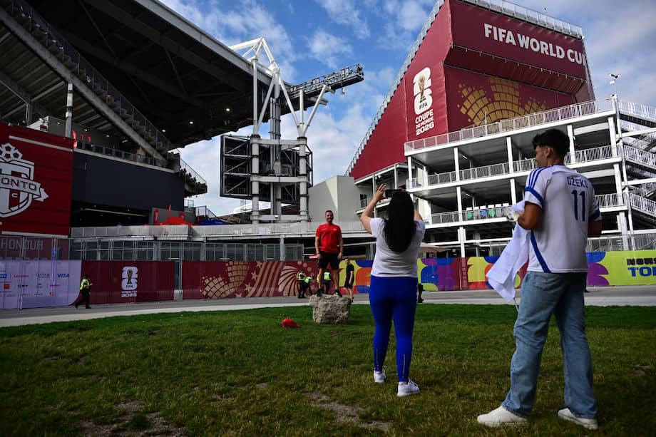 Aficionados tomandose una foto a las fueras del BMO Field de Toronto en el partido entre Canadá y Bosnia en la Copa Mundial de la FIFA 2026, este viernes 12 de junio.