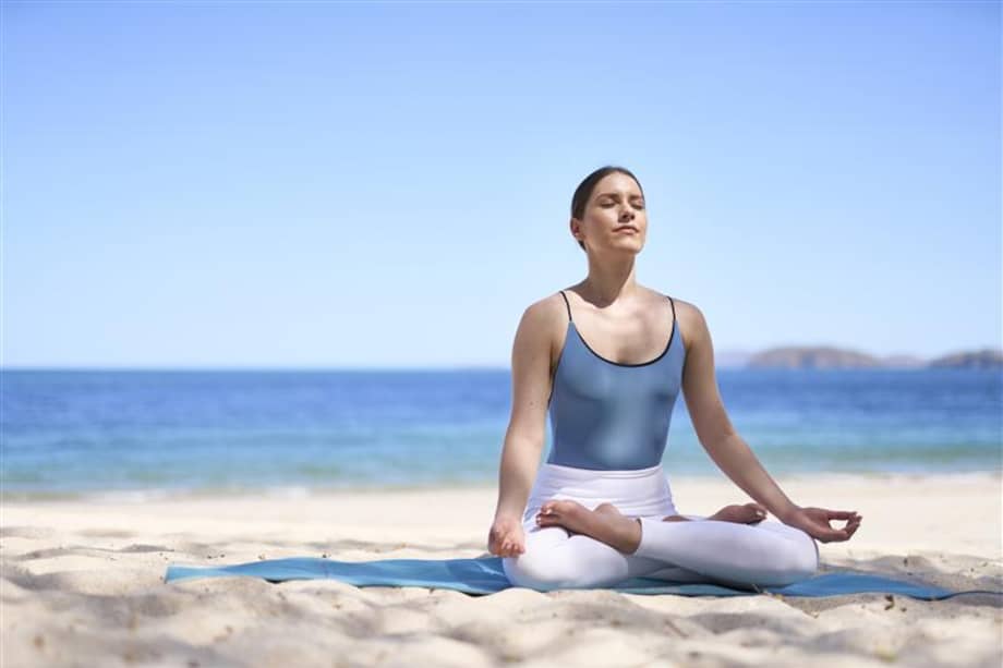 Yoga frente a uno de los paisajes de playa más emblemáticos del Pacífico costarricense.