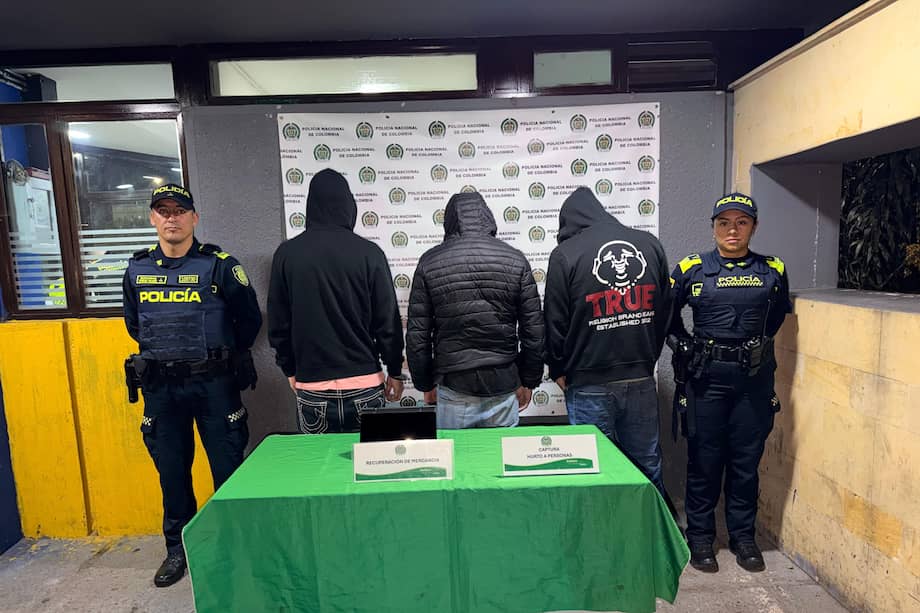 Los tres sujetos fueron capturados en flagrancia tras robar un vehículo que estaba parqueado en el sector de Pontevedra, en la localidad de Suba.