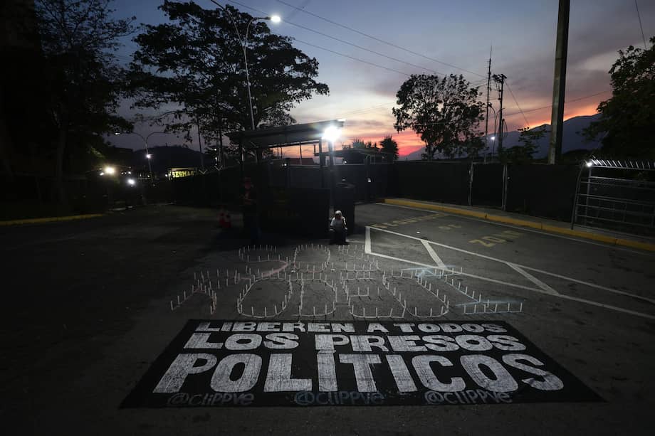 Fotografía que muestra un cartel durante una vigilia en la que se pidió por la liberación de todos los presos políticos en Venezuela.