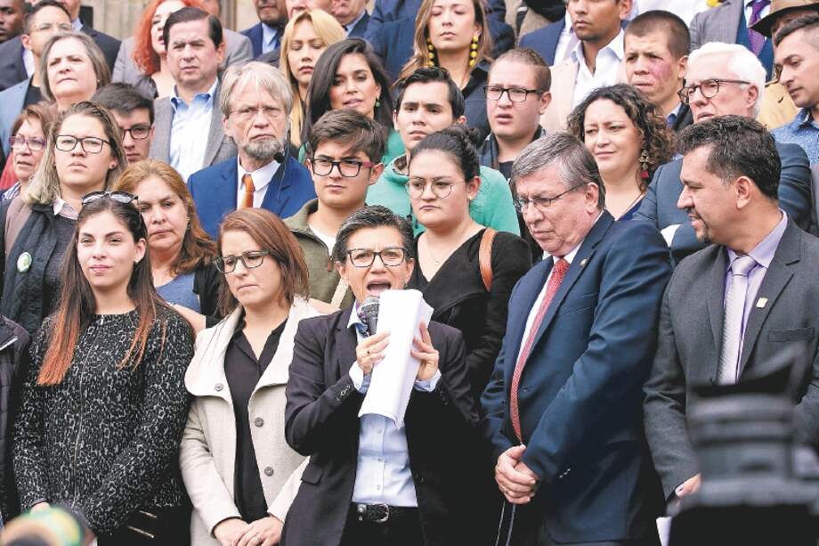 Los promotores de la consulta afirmaron que, por cortesía, no radicaban las iniciativas sobre la consulta hasta que se reúnan con el presidente. / EFE