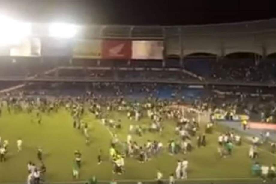 Hinchas de América y Cali invadieron la cancha del Pascual Guerrero el pasado miércoles durante el clásico caleño por la Copa Águila.