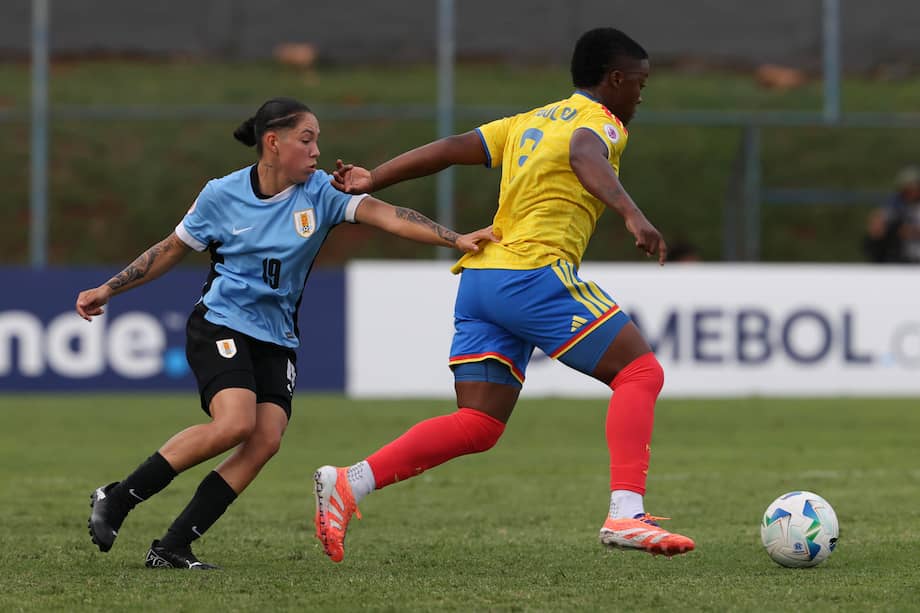Lina Arboleda de Colombia (d) disputa el balón con Erika Vidiella de Uruguay.