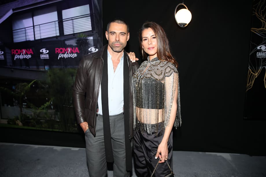 Los actores Emanuel Esparza y Zharick León.