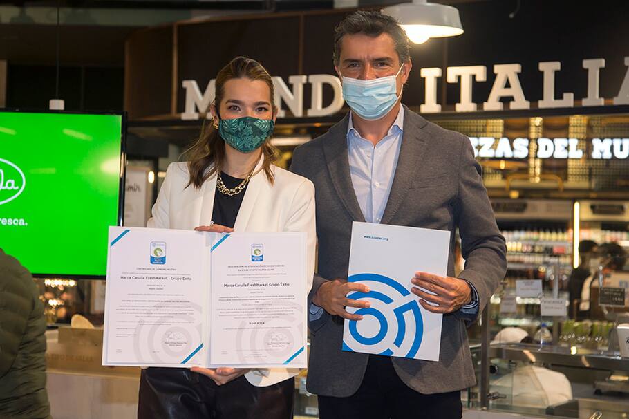 Irina Jaramillo. ( Gerente Corporativa Carulla) y Leonardo fuquene (icontec)