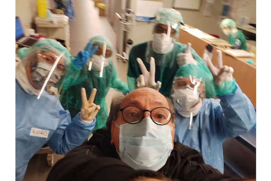 Imagen del día en el que a Ernesto Mallo le dieron de alta después de ser internado en un clínica de Cataluña por cuenta del nuevo coronavirus. / Ernesto Mallo.