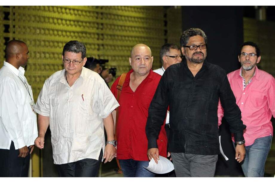 El jefe del equipo negociador de las Farc, Luciano Marín Arango (d), alias Iván Márquez, acompañado de sus compañeros Jorge Torres Victoria, alias Pablo Catatumbo (i), y Luis Antonio Losada Gallo, alias Carlos Antonio Lozada. / EFE