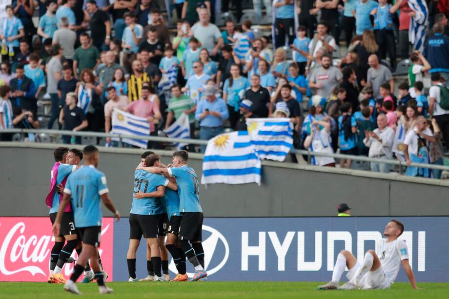 Jugadores de Uruguay celebran al final, de un partido de las semifinales de la Copa Mundial de Fútbol sub-20 entre Uruguay e Israel en el estadio Diego Armando Maradona en La Plata (Argentina).