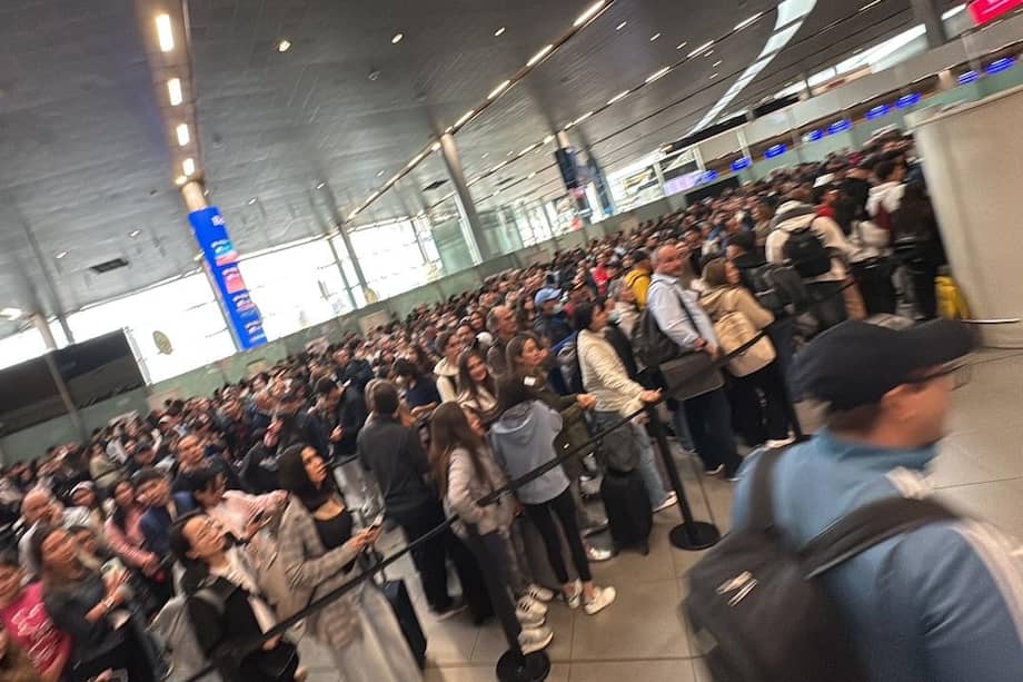Las filas se concentraron en su mayoría en los controles de inmigración, aunque también hubo cierta congestión las salidas nacionales.