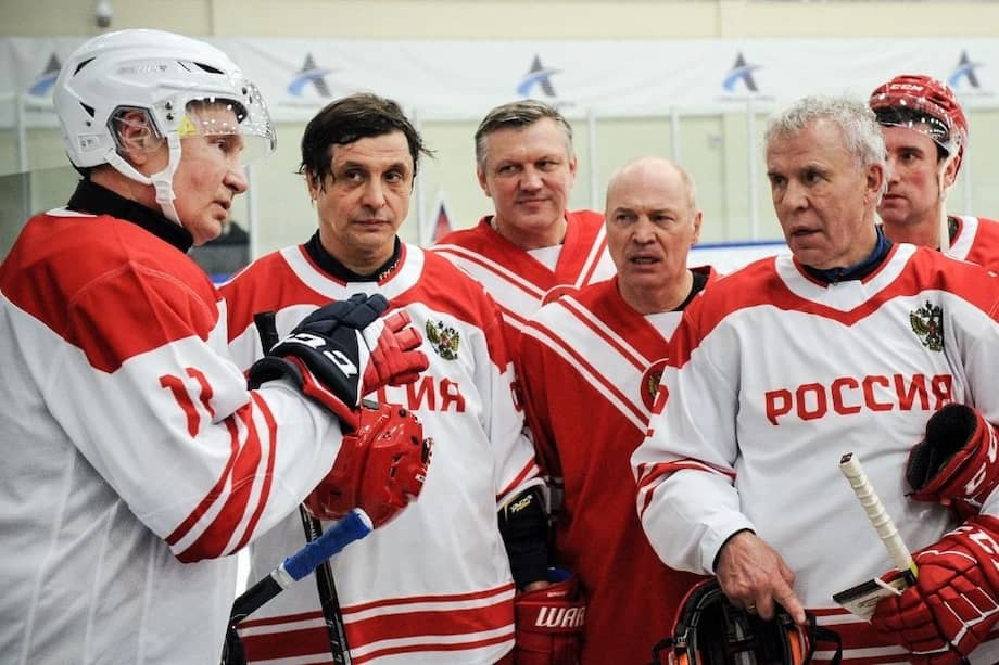 El presidente ruso, Vladimir Putin, jugó al hockey sobre hielo junto con veteranos soviéticos del deporte y su homólogo bielorruso, Alexander Lukashenko.