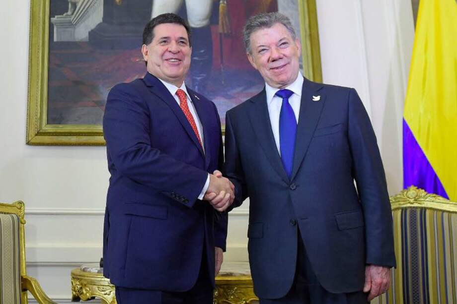 El presidente Juan Manuel Santos (izq.) junto a su homólogo de Paraguay, Horacio Cartes. / SIG
