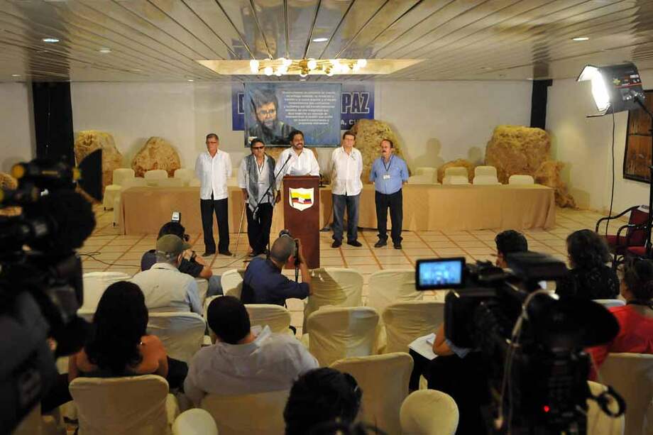 ‘Iván Márquez’ y los demás delegados de las Farc en La habana (Cuba), en conferencia de prensa. / EFE