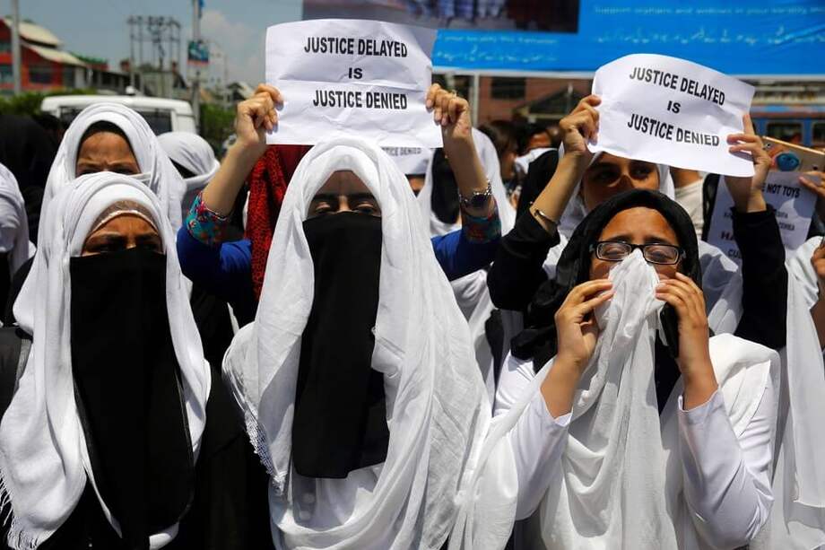 Estudiantes protestan en contra de la supuesta violación de una niña de tres años en Srinagar, capital de verano de la Cachemira india. / EFE