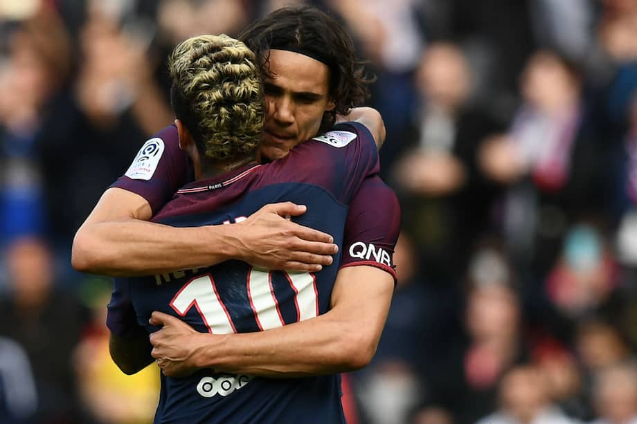 Neymar abraza a Cavani tras convertir un gol de penal. Fin de la polémica. / AFP