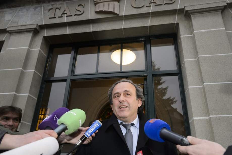 Michel Platini habla ante los medios de comunicación. Foto: AFP
