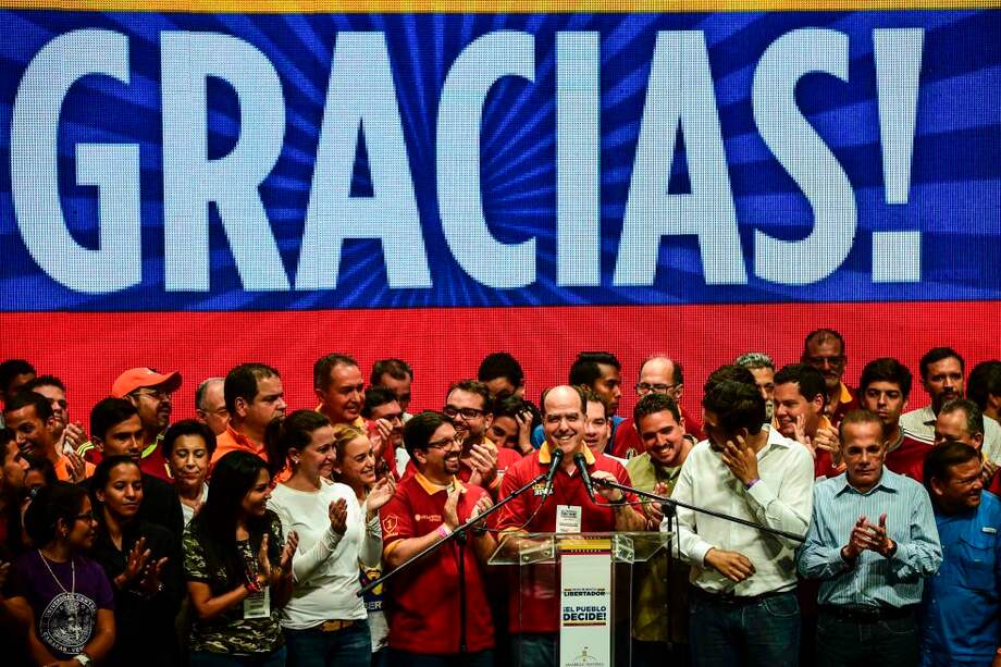 Miembros de la Mesa de Unidad Democrática al presentar los resultados de la consulta del domingo. / AFP