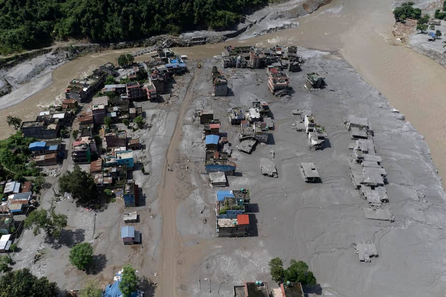 Vista aérea de viviendas dañadas en la localidad de Delight tras una inundación repentina, en el distrito de Nuwakot, Nepal, este 27 de agosto de 2026.