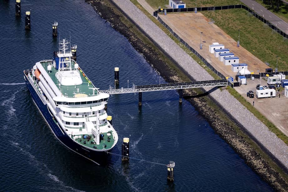 Vista aérea del crucero MV Hondius, afectado por el hantavirus, tras su llegada al puerto de Rotterdam, Países Bajos, el 18 de mayo de 2026.