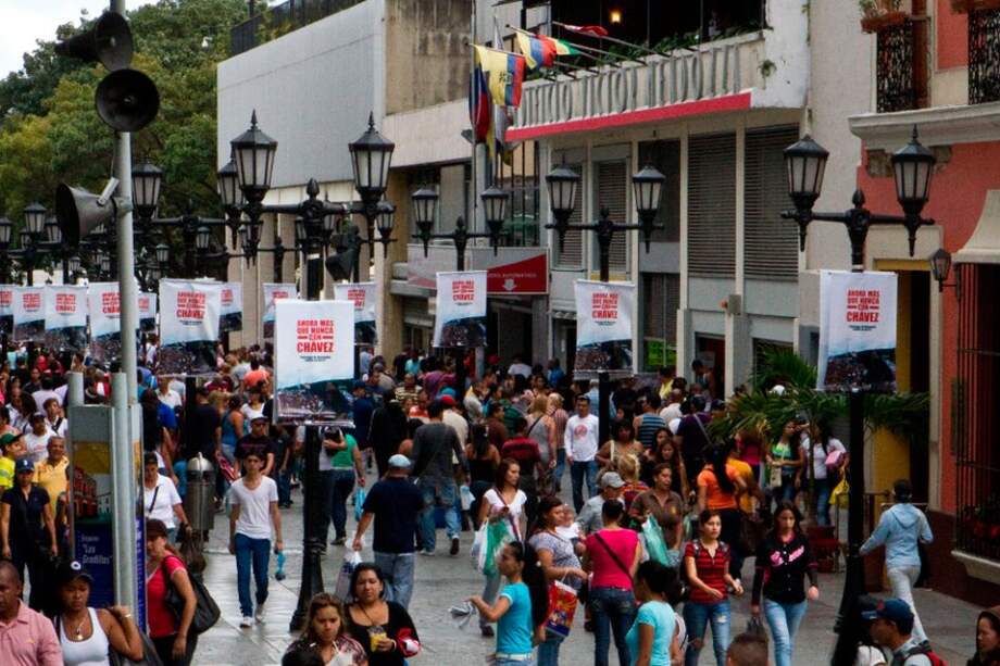 Ciudadanos caminan por las calles de Caracas (Venezuela).