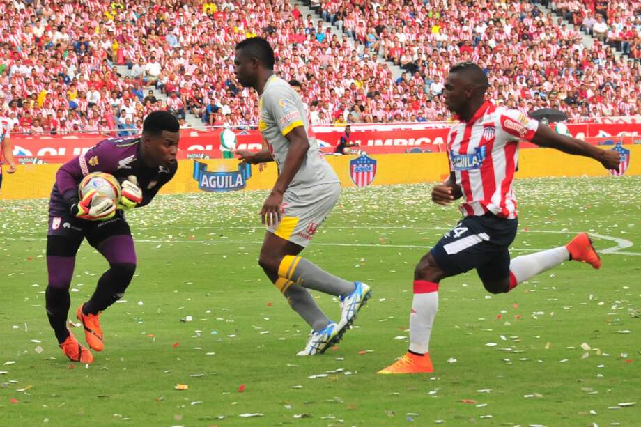 Édison Toloza (der.) marcó dos de los tres goles del Júnior de Barranquilla ayer en el estadio Metropolitano.. / Cortesía El Heraldo