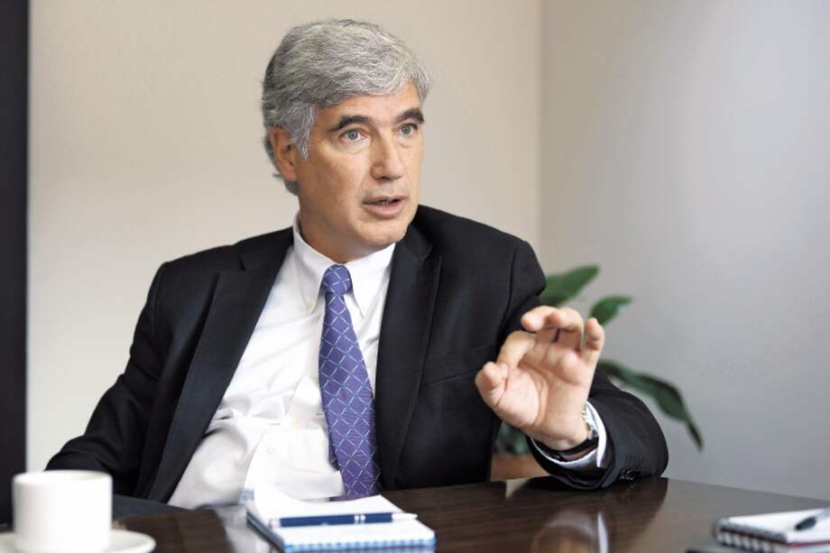 Juan Pablo Uribe, ministro de Salud, asegura que seguirá con la regulación de precios de medicamentos. / Gustavo Torrijos